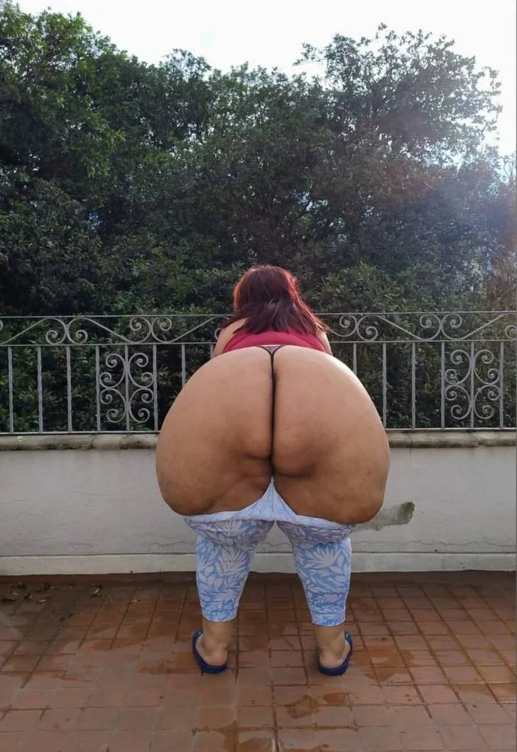 ESMERALDA La Modelo Más Gigante de la Talla SSBBW. image 25