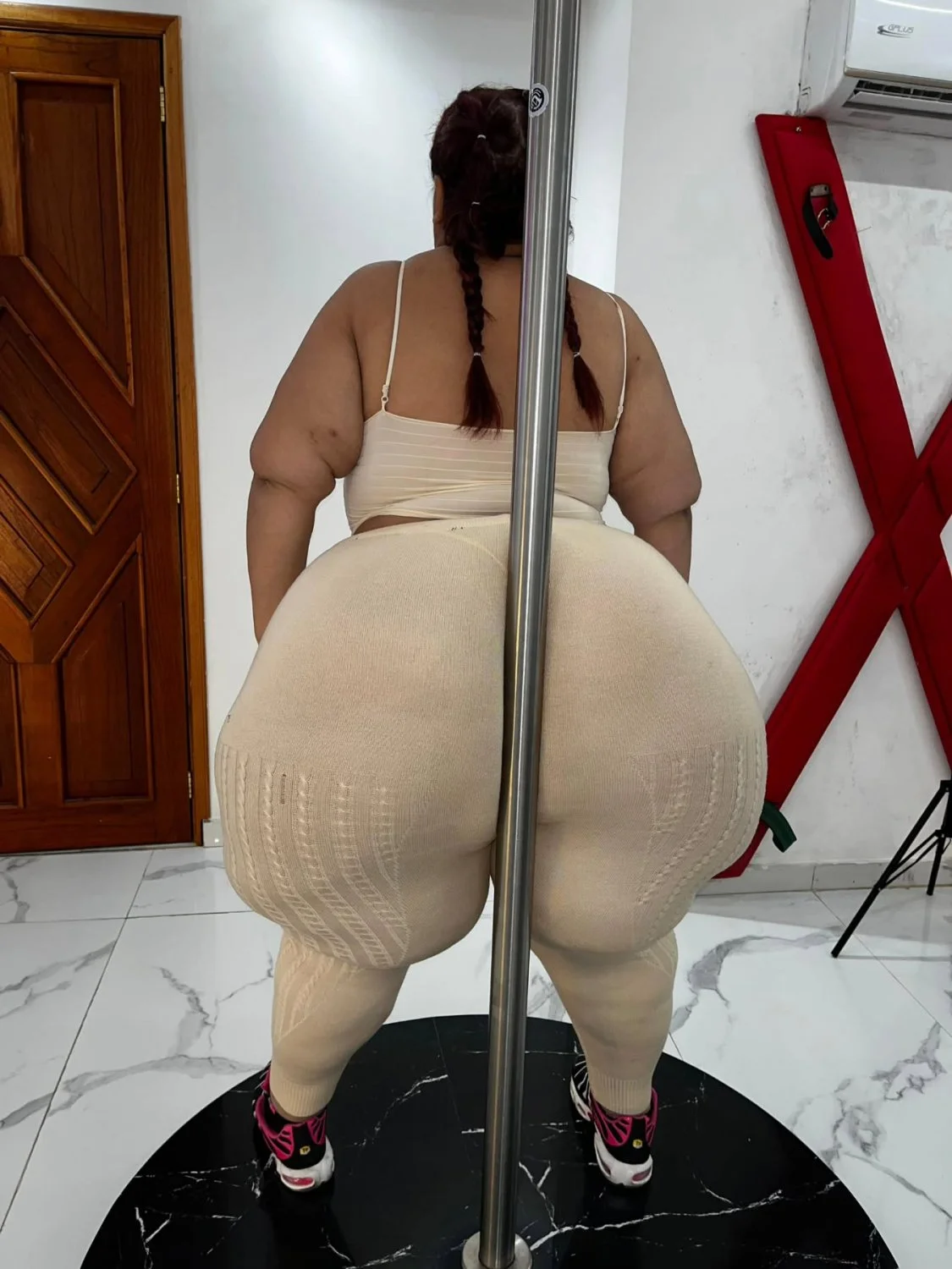 ESMERALDA La Modelo Más Gigante de la Talla SSBBW. image 7
