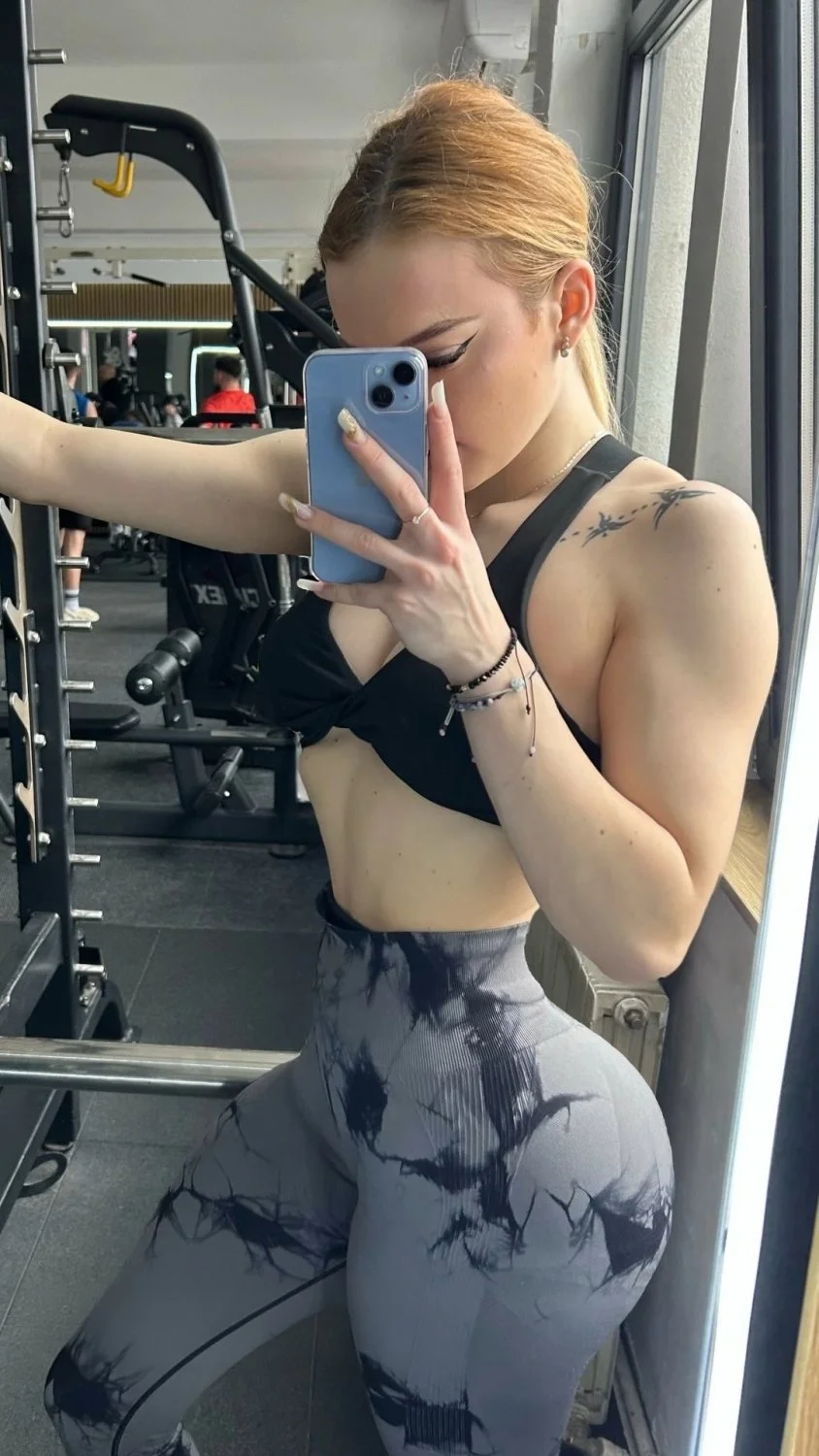 Thick and busty Romanian slut Amelia image 24