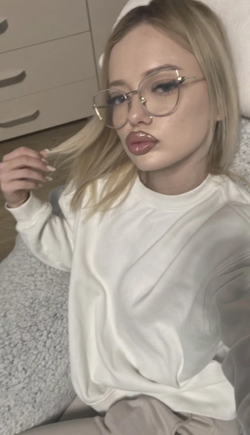Thick and busty Romanian slut Amelia image 31