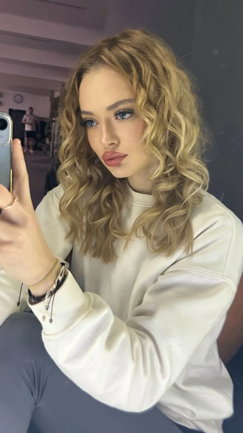 Thick and busty Romanian slut Amelia image 36