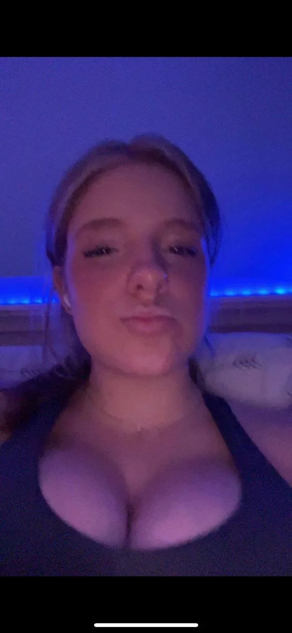 Anna 19 image 3