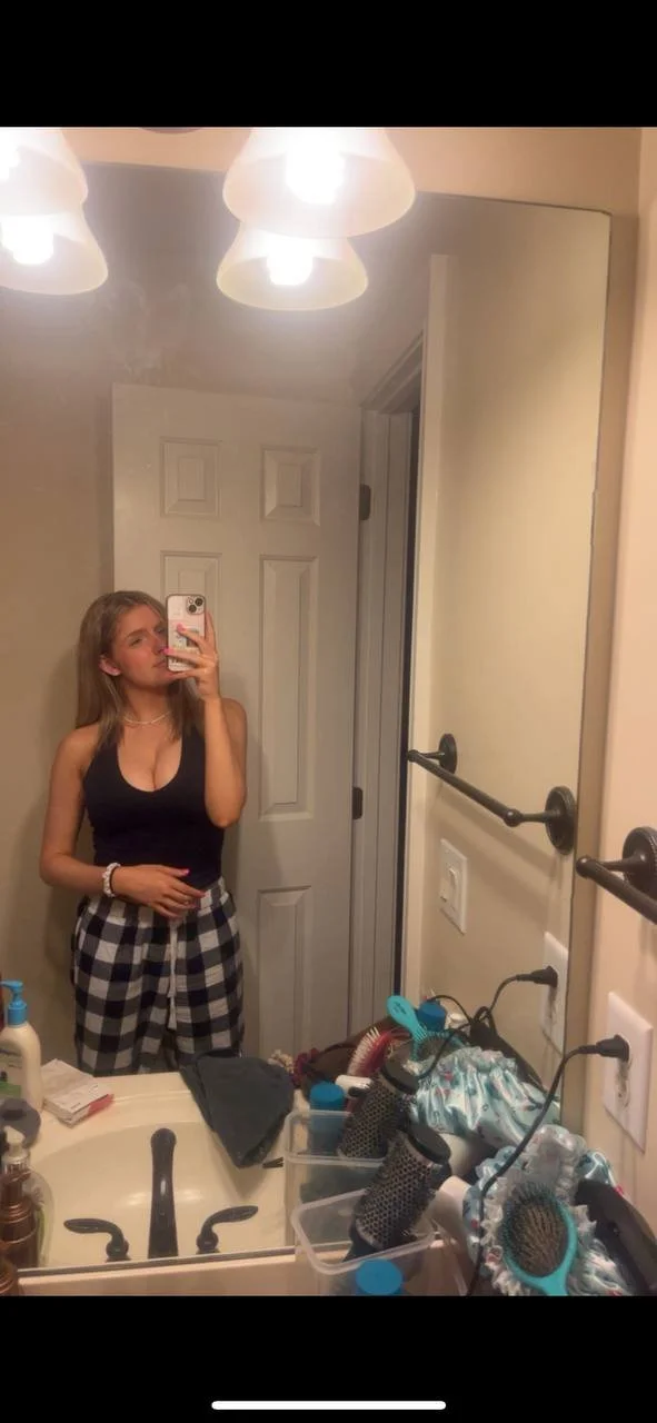 Anna 19 image 7