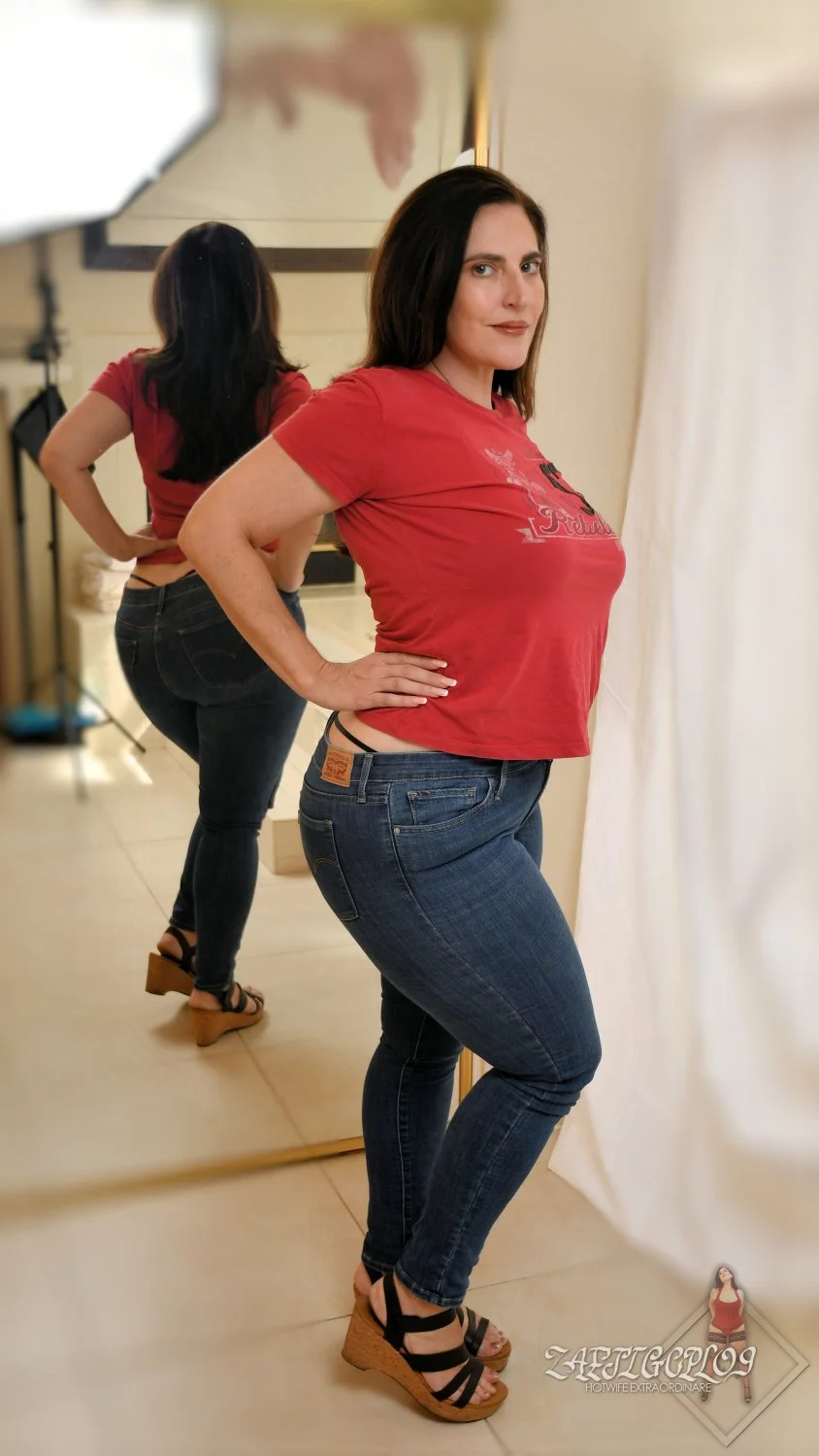 Mature Webslut Rebecca's Big Ass in Jeans image 2