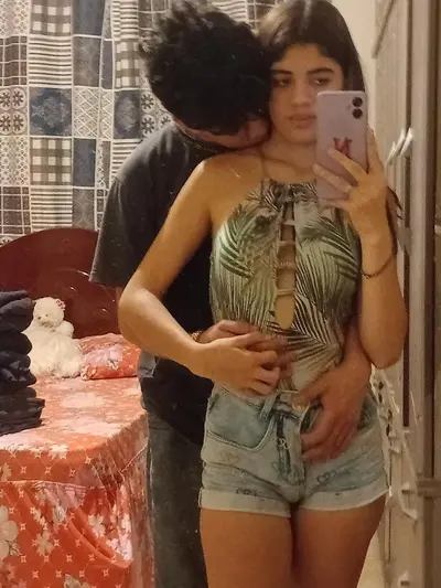 Casal novinho baixa renda fodendo caiu na net cover image