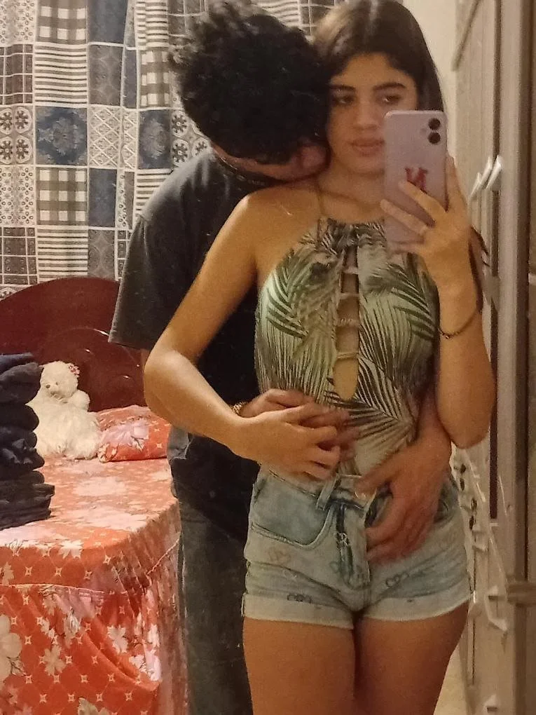 Casal novinho baixa renda fodendo caiu na net main image