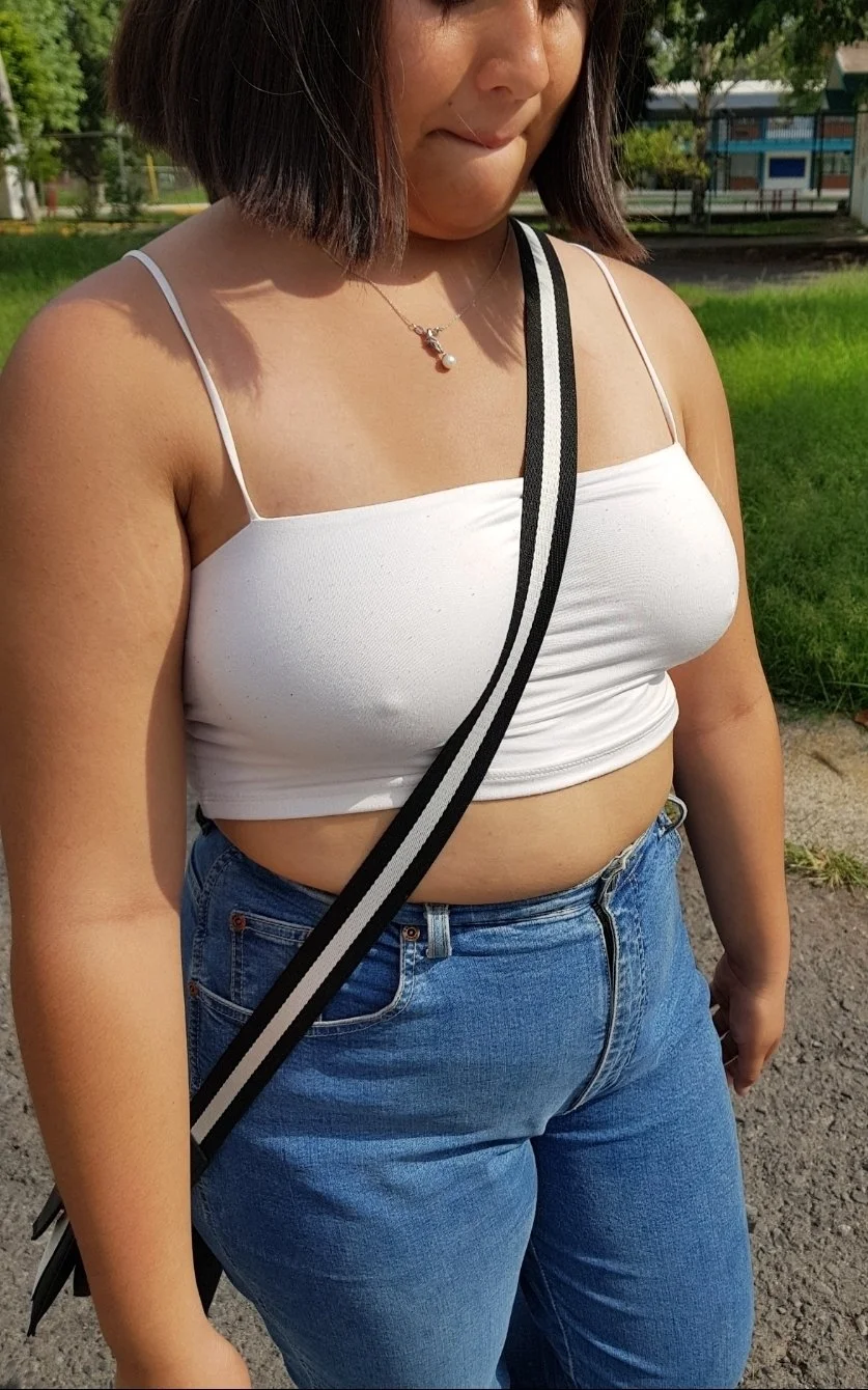 A esta zorra le encanta mostrar las tetas image 10