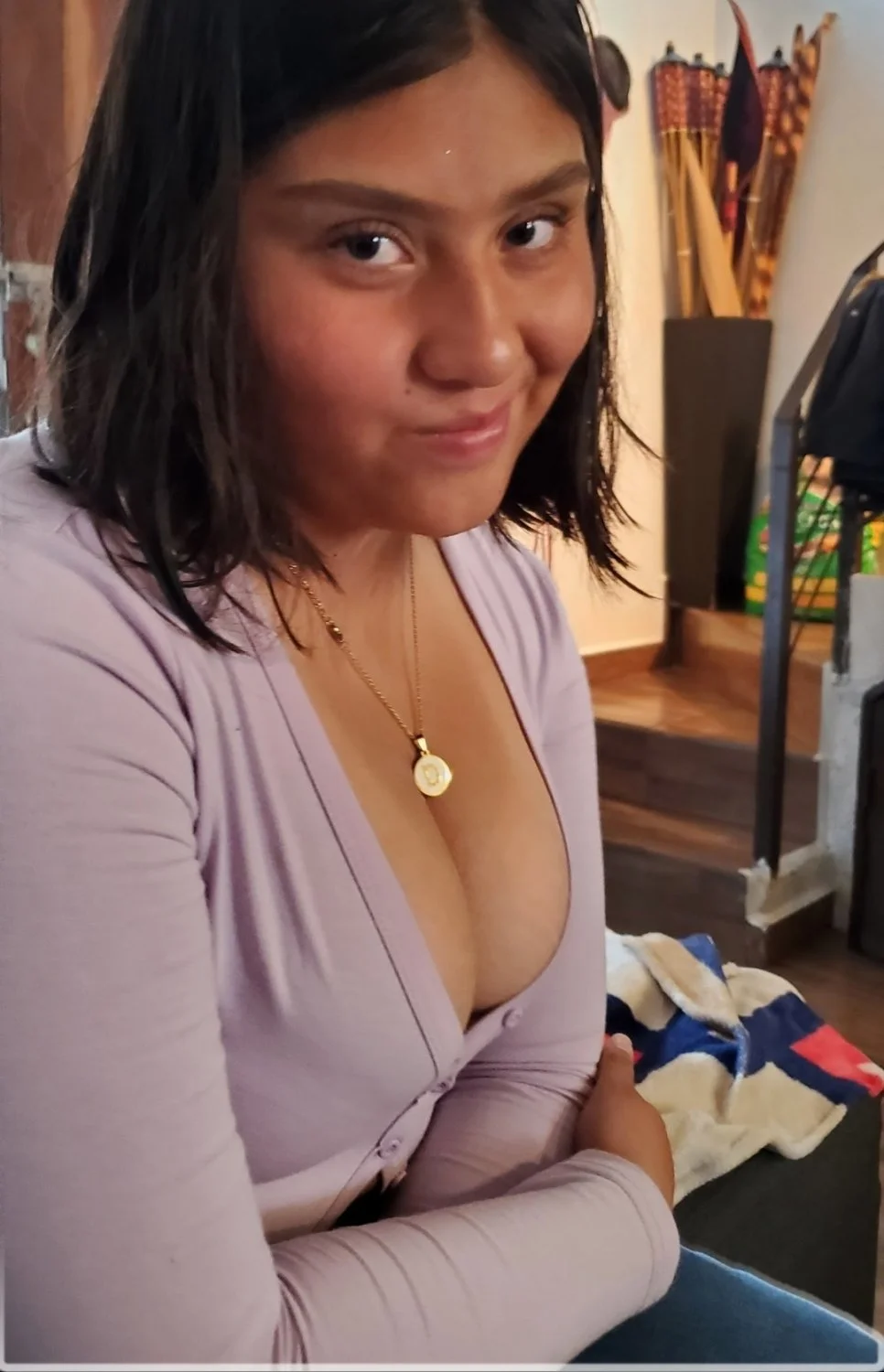 A esta zorra le encanta mostrar las tetas image 12