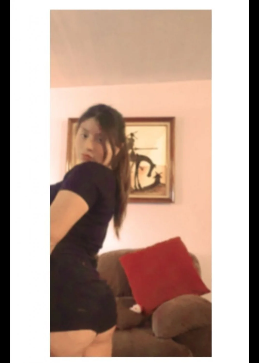 A esta zorra le encanta mostrar las tetas image 8