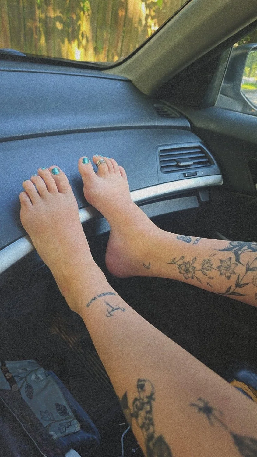 Feet main image