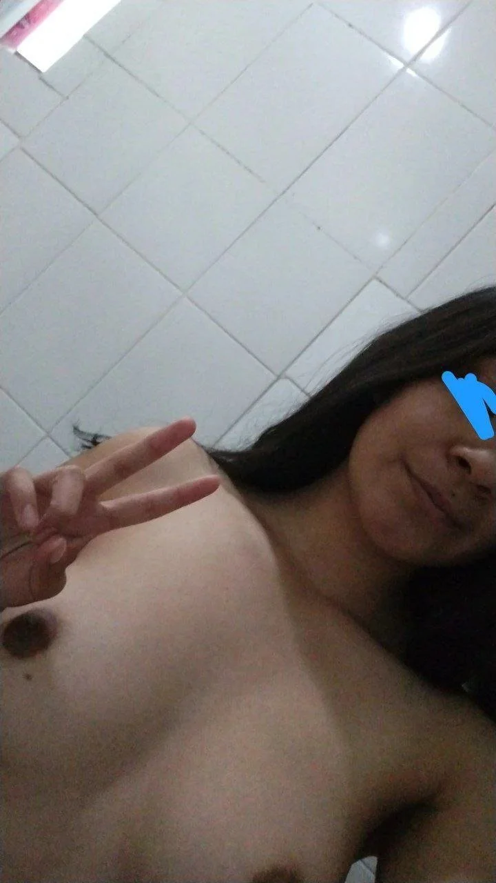 Novinha com cara de inocente caiu na net mandando nudes image 6