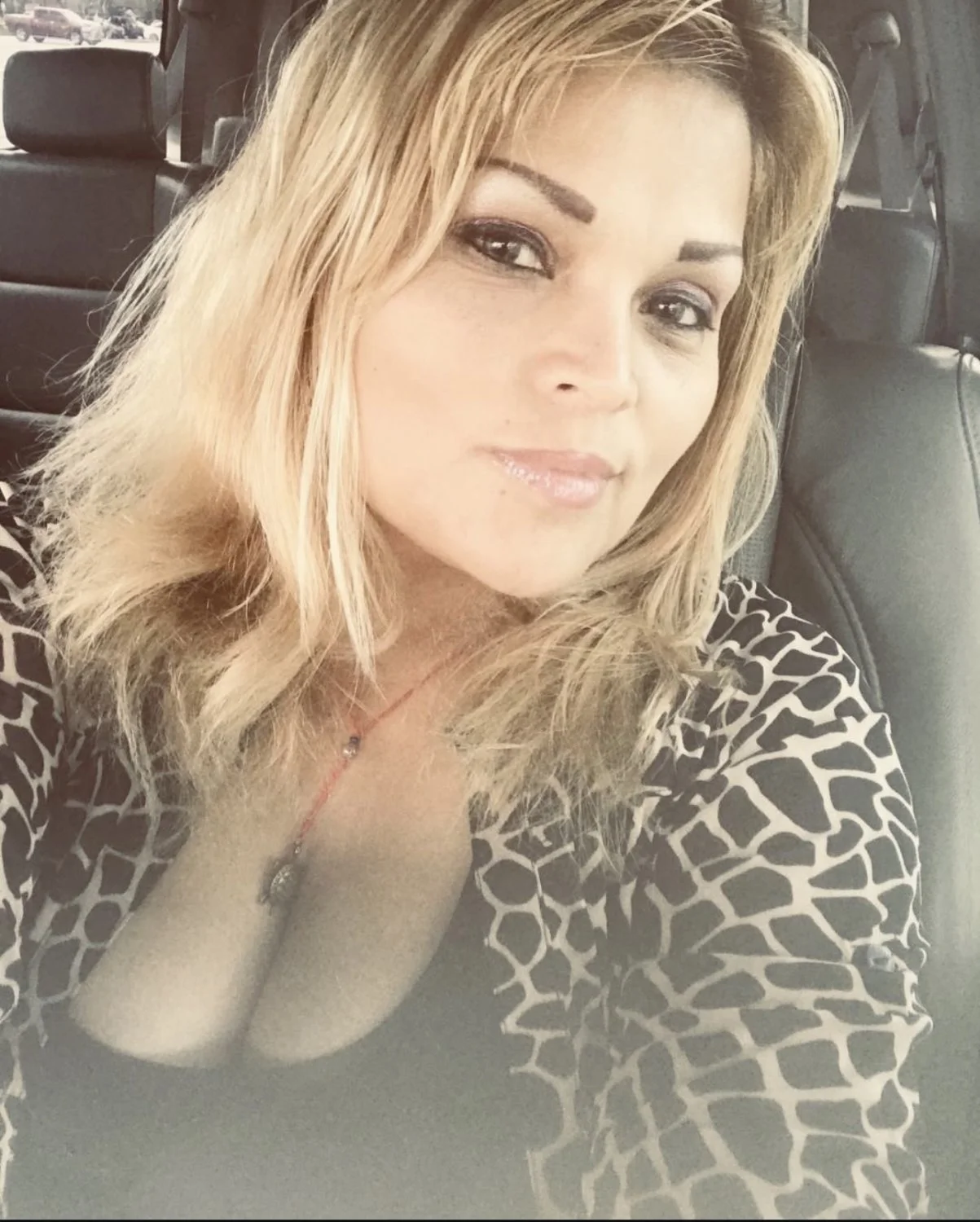 Gorgeous Salvadoran Houston MILF image 5