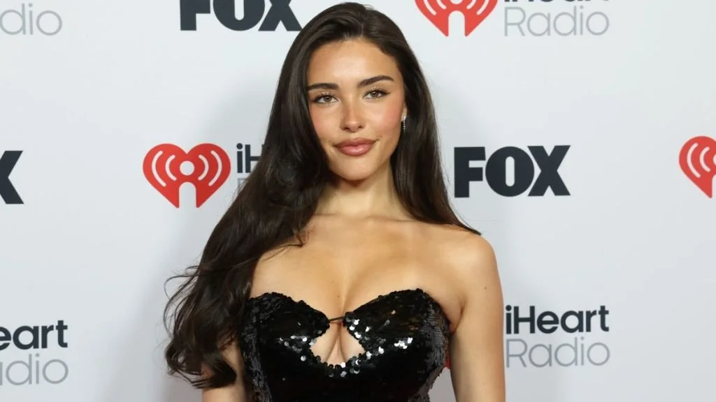 Madison Beer Lesbian kissing, ass, feet, tits, 100 files image 11