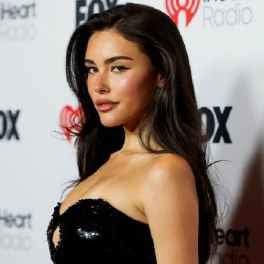 Madison Beer Lesbian kissing, ass, feet, tits, 100 files image 12