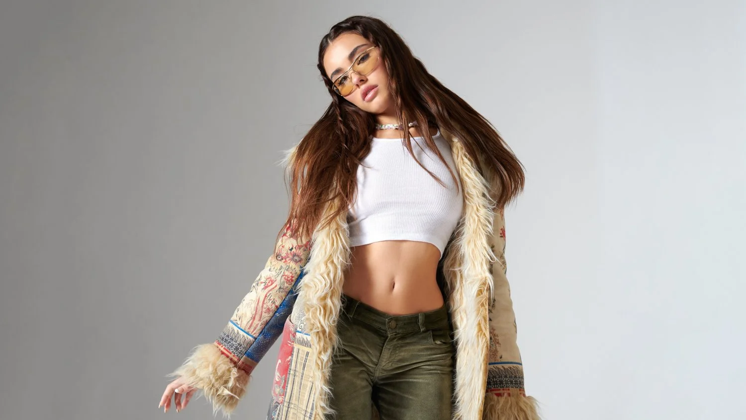 Madison Beer Lesbian kissing, ass, feet, tits, 100 files image 31
