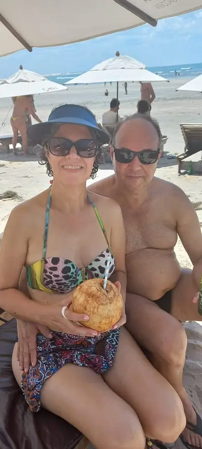 Coroa casada, falsa magra, com um bundão. cover image