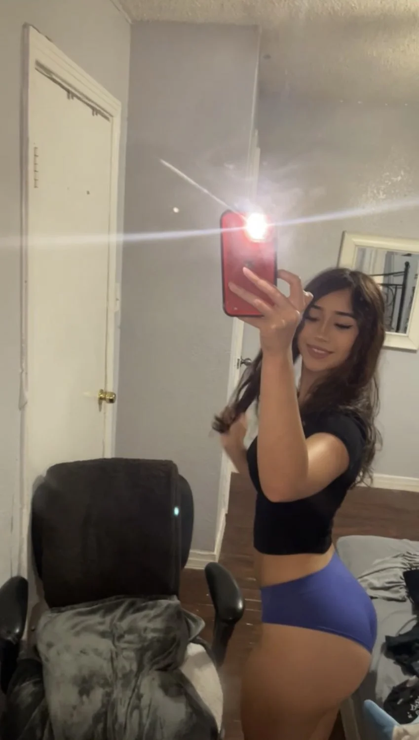 🍑📱 Booty Selfie image 28