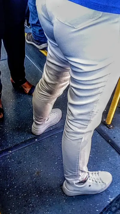 De calça branca no ônibus... calça branca é gostosa até no varal cover image