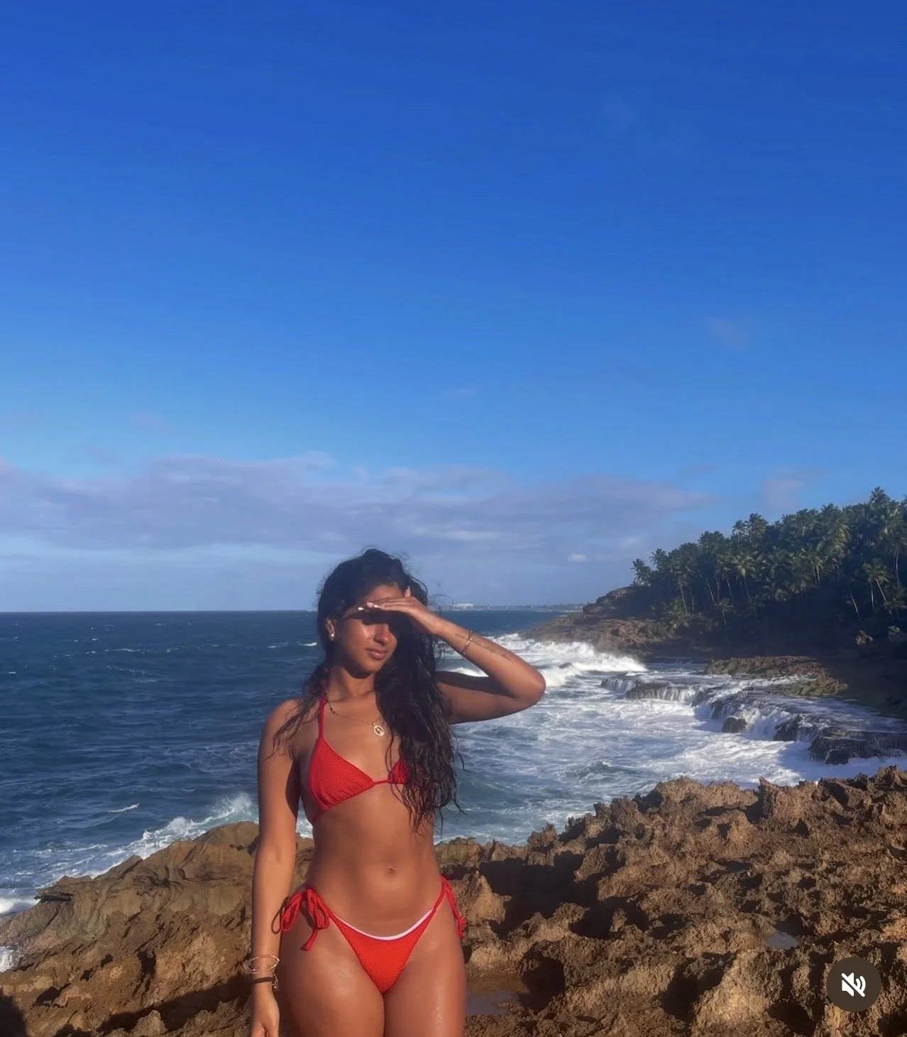 Sexy Latina bikini pics image 6