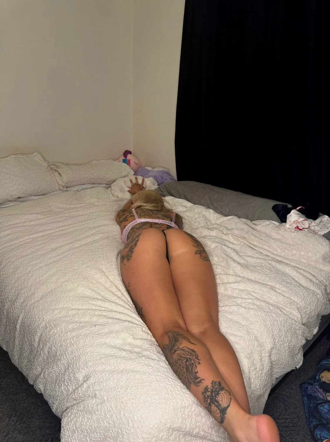 Men that like big juicy blonde asses, may I have your attention, please image 2