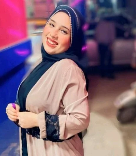 Beautiful Arab from hijab to nude image 2