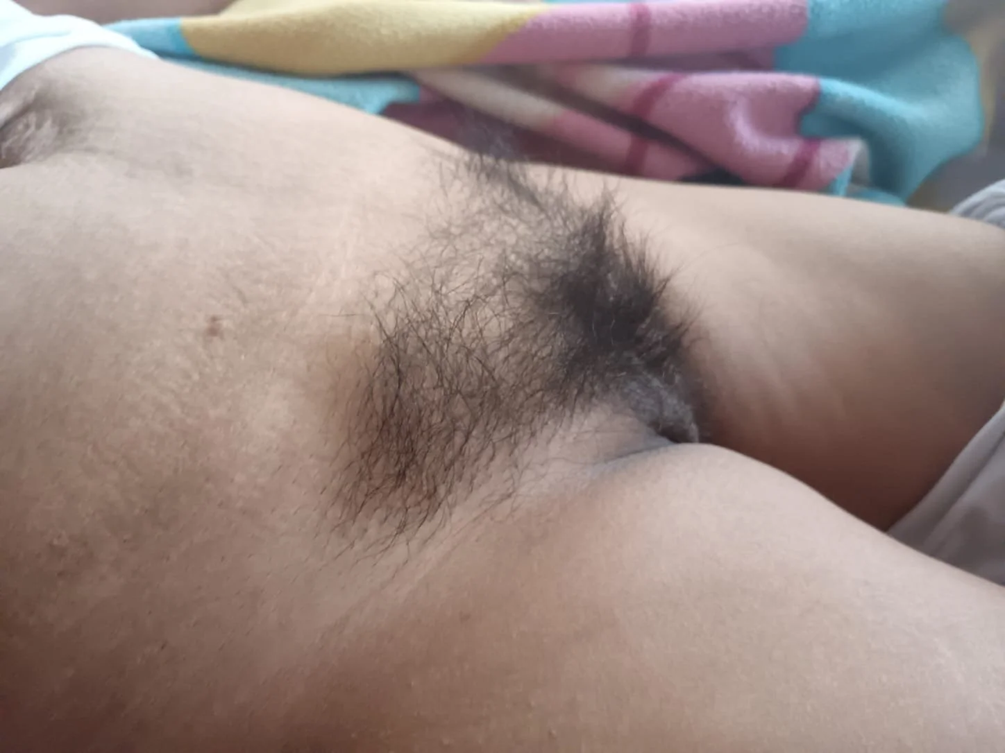 Nuevamente está indígena gorda con chiches aguadas y pezones negros, dormida enseñando los pelos main image