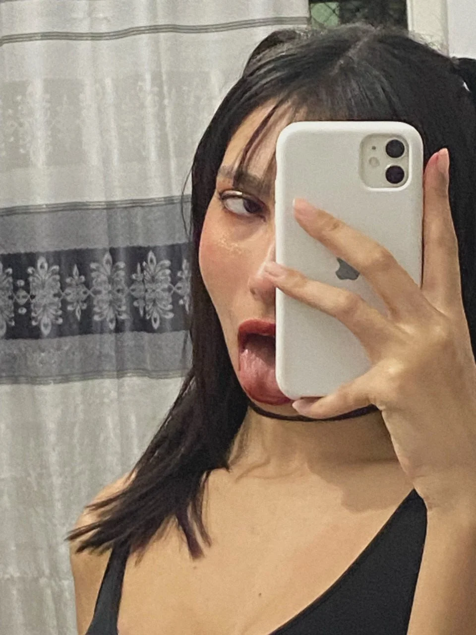 Novinha gostosa sendo dedada na buceta vazados putinha safada siririca casal jovem favela branquinha image 1