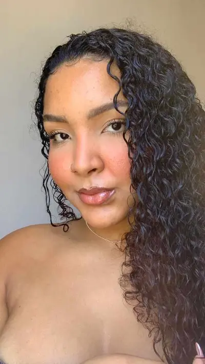 Novinha adora exibir o corpo cover image