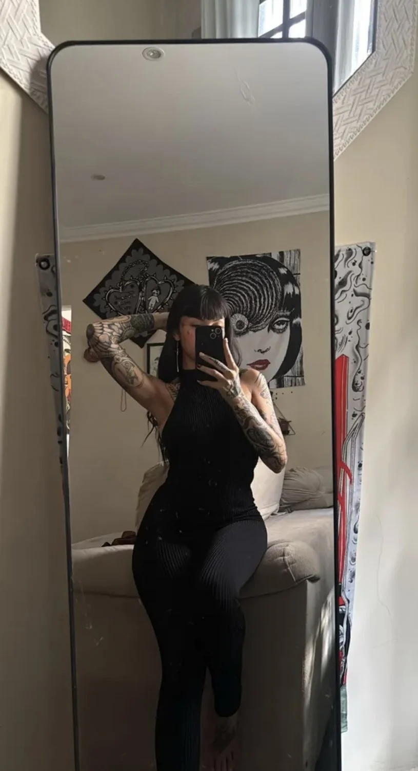 Novinha branquinha gótica peituda image 4