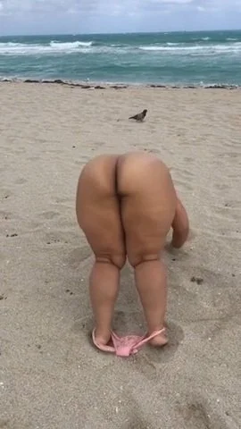 BBW HUGE ASS🍑 EBONY🍫 ASS🍑 CLAP👏 ON A BEACH🏖 PINKY🩷 image 4