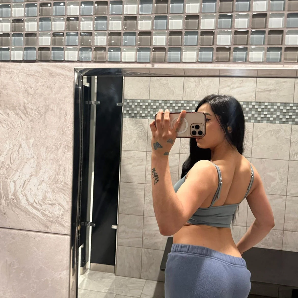 Gym Girl Dm for nudes image 2