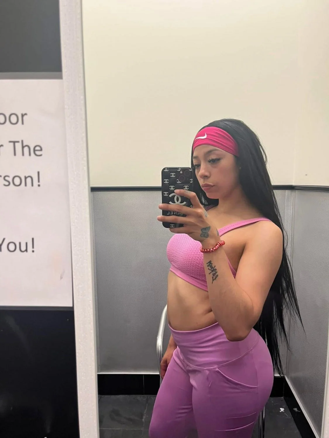 Gym Girl Dm for nudes image 4