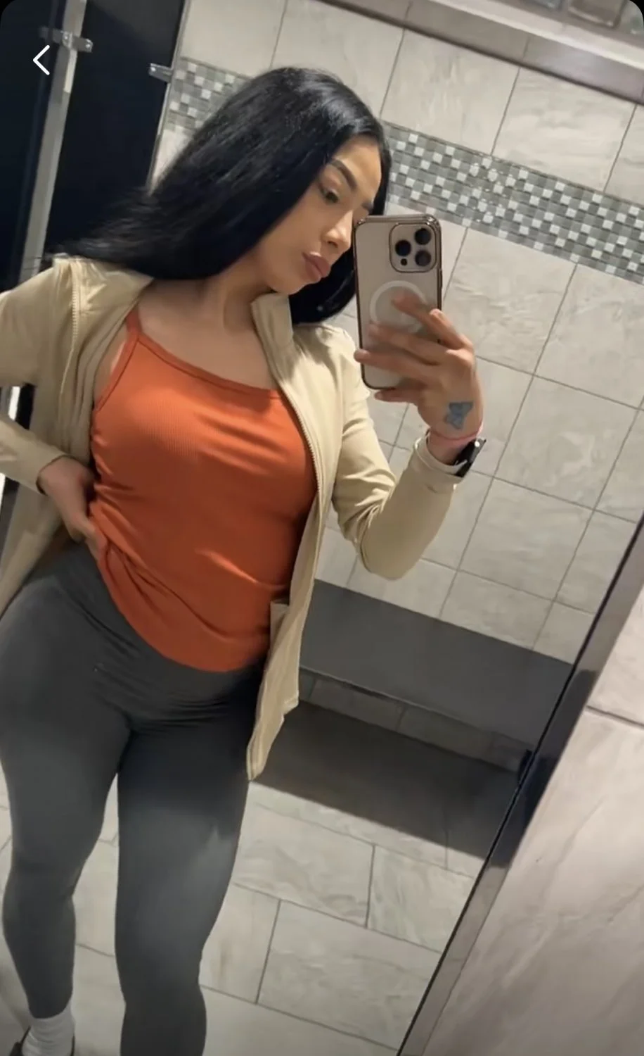 Gym Girl Dm for nudes image 6