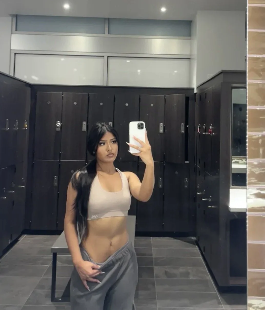 Cute and sexy Latina mami image 3