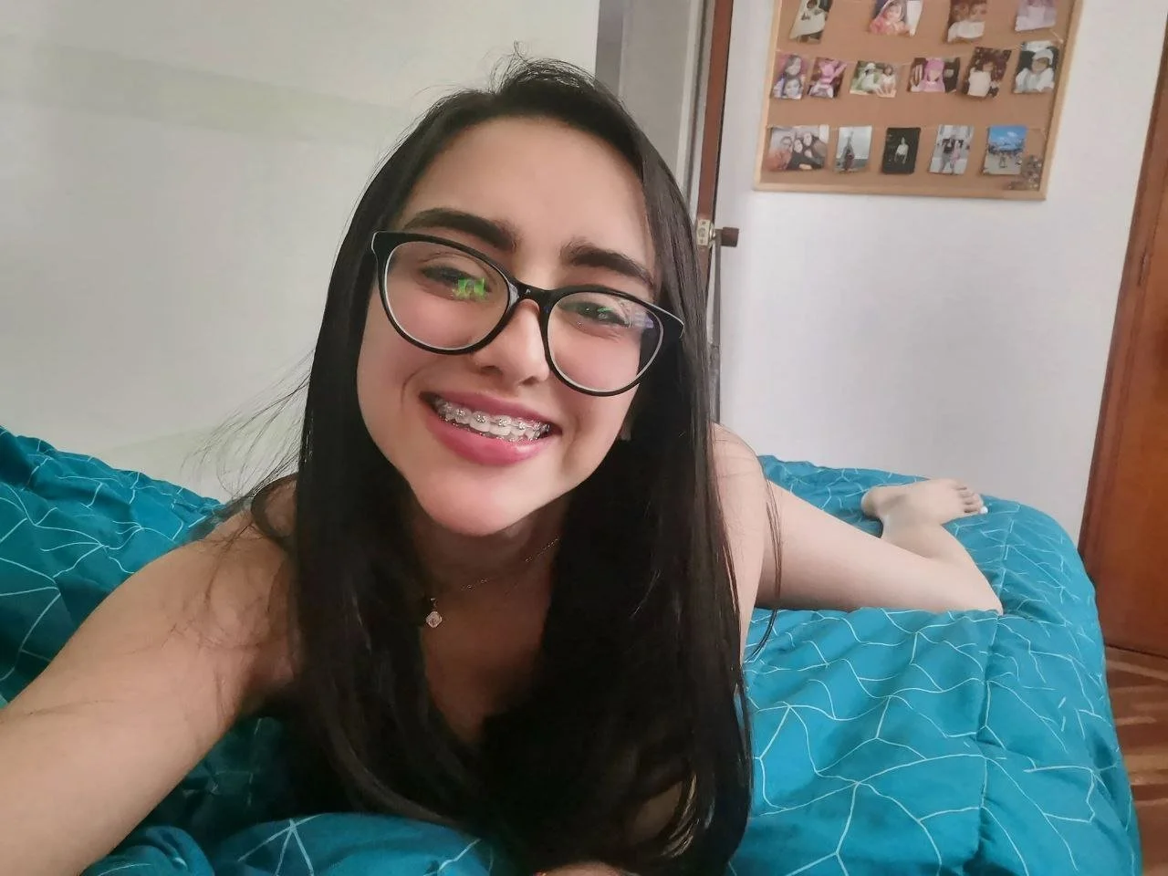Nerdzinha safada mostrando a bucetinha rosada image 4
