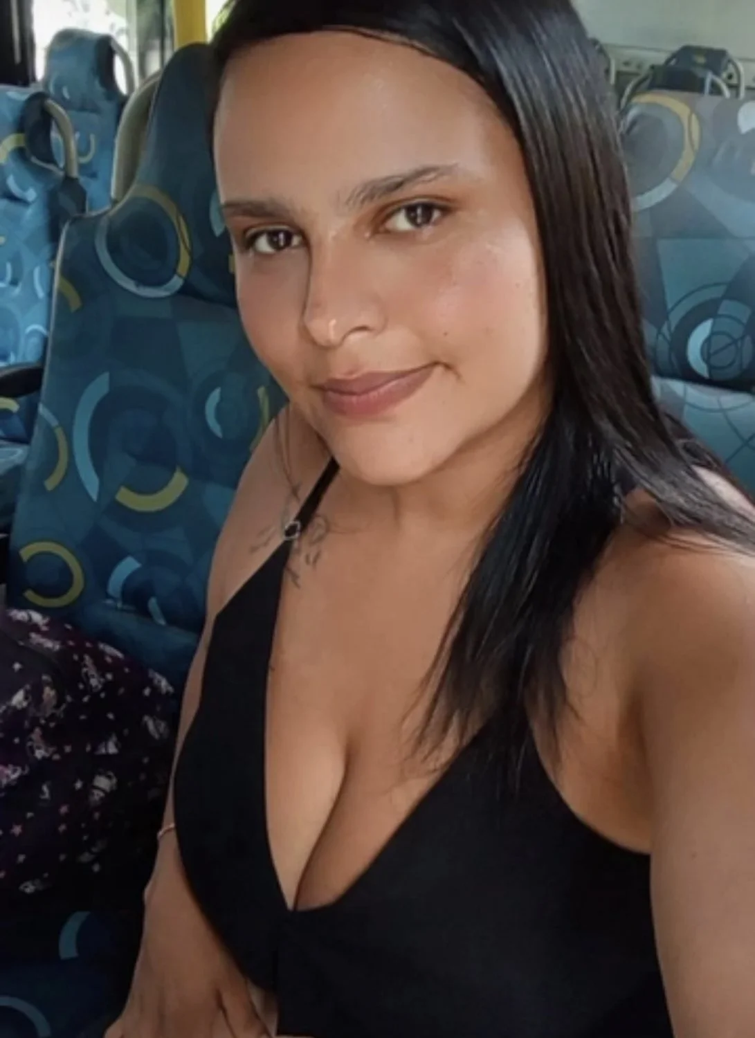 Peituda gostosa image 1