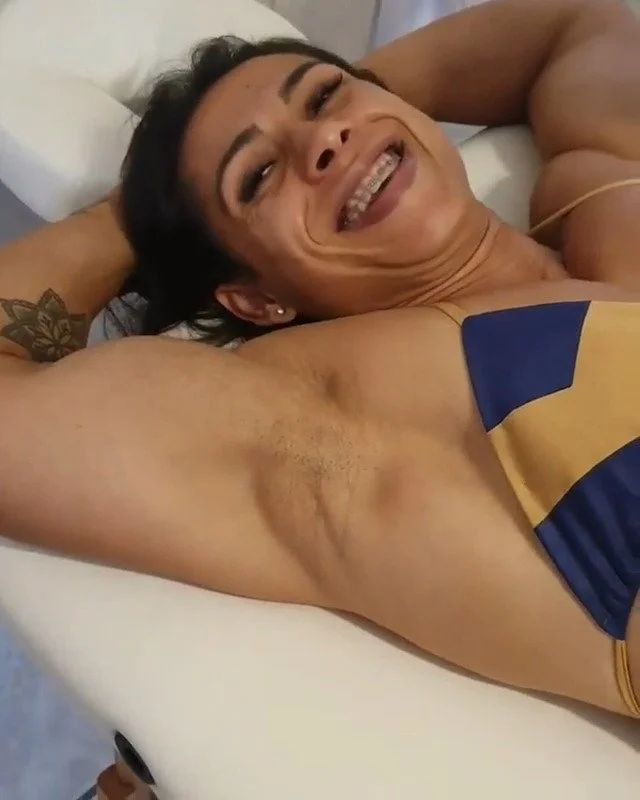 The masseuse cannot resist to the strong scent of her hypertrophic muscle armpits main image
