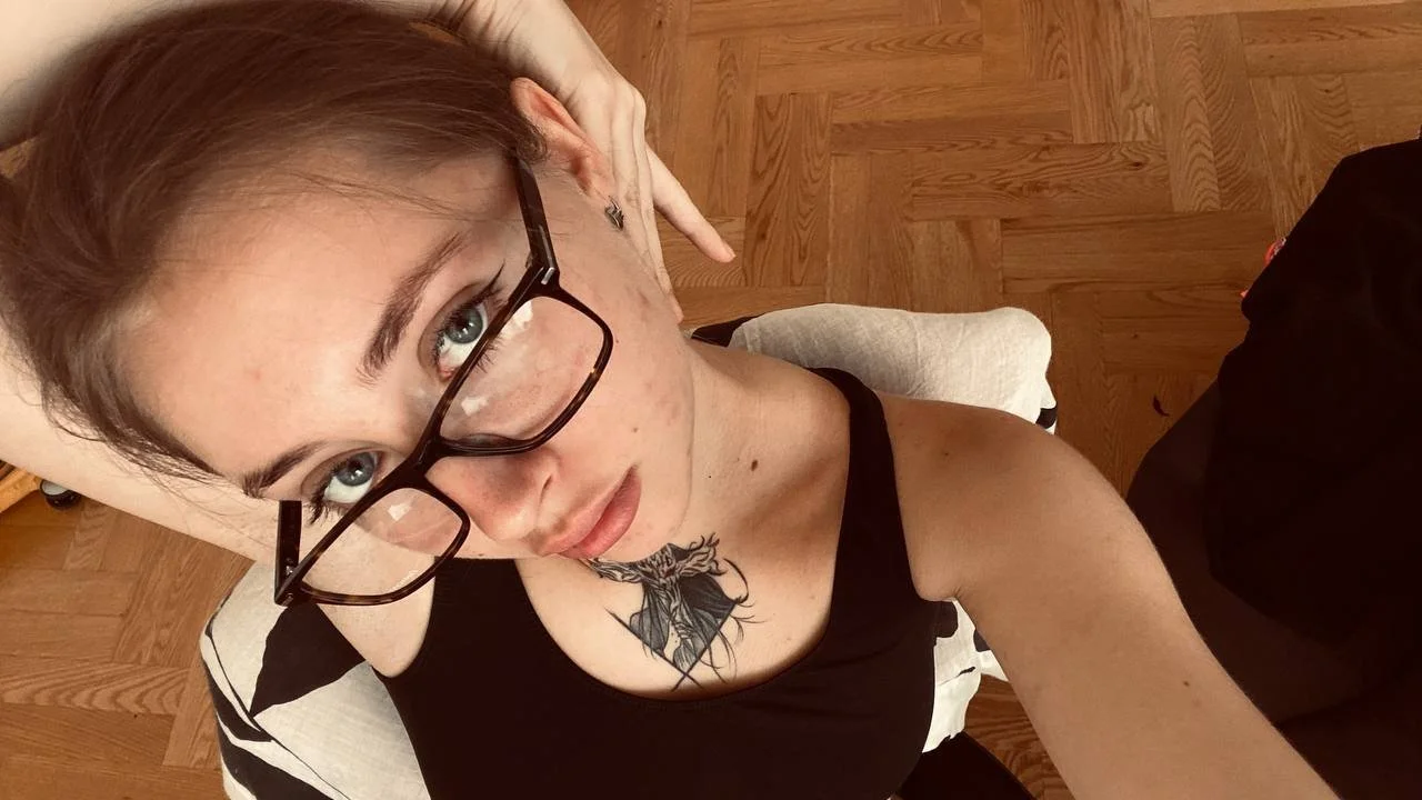 Incredibly sexy Teen image 2