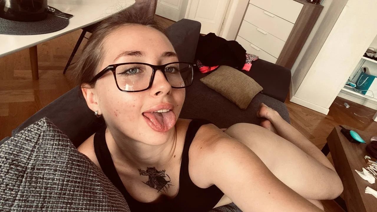 Incredibly sexy Teen image 3