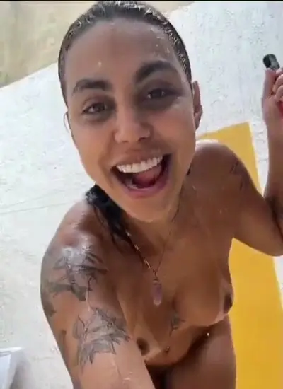 Novinha peladinha no chuveiro da piscina _1t cover image