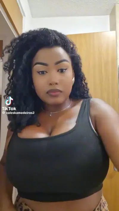 Morena cacheada peituda do ttk vazou mostrando os peitao 🤤 cover image