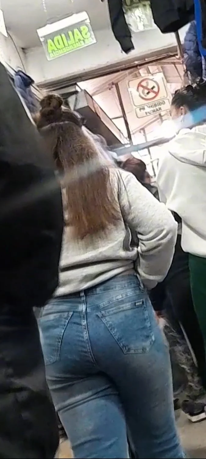 Prima culona (18 años) voyeur image 3