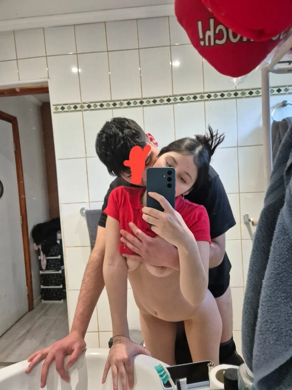 Novinha magrinha foi vazada com ex image 2