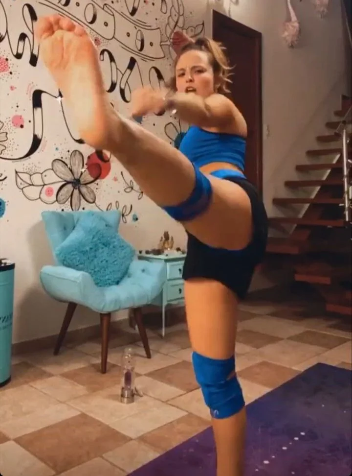 Larissa manoela rabuda legging marcada image 11