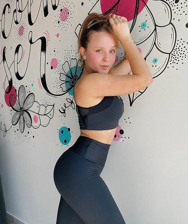 Larissa manoela rabuda legging marcada image 5