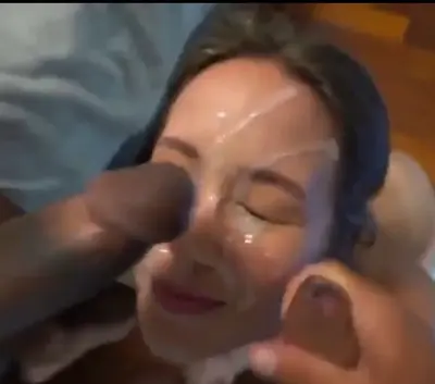 Corno deixou amigo gozar na cara da esposa cover image