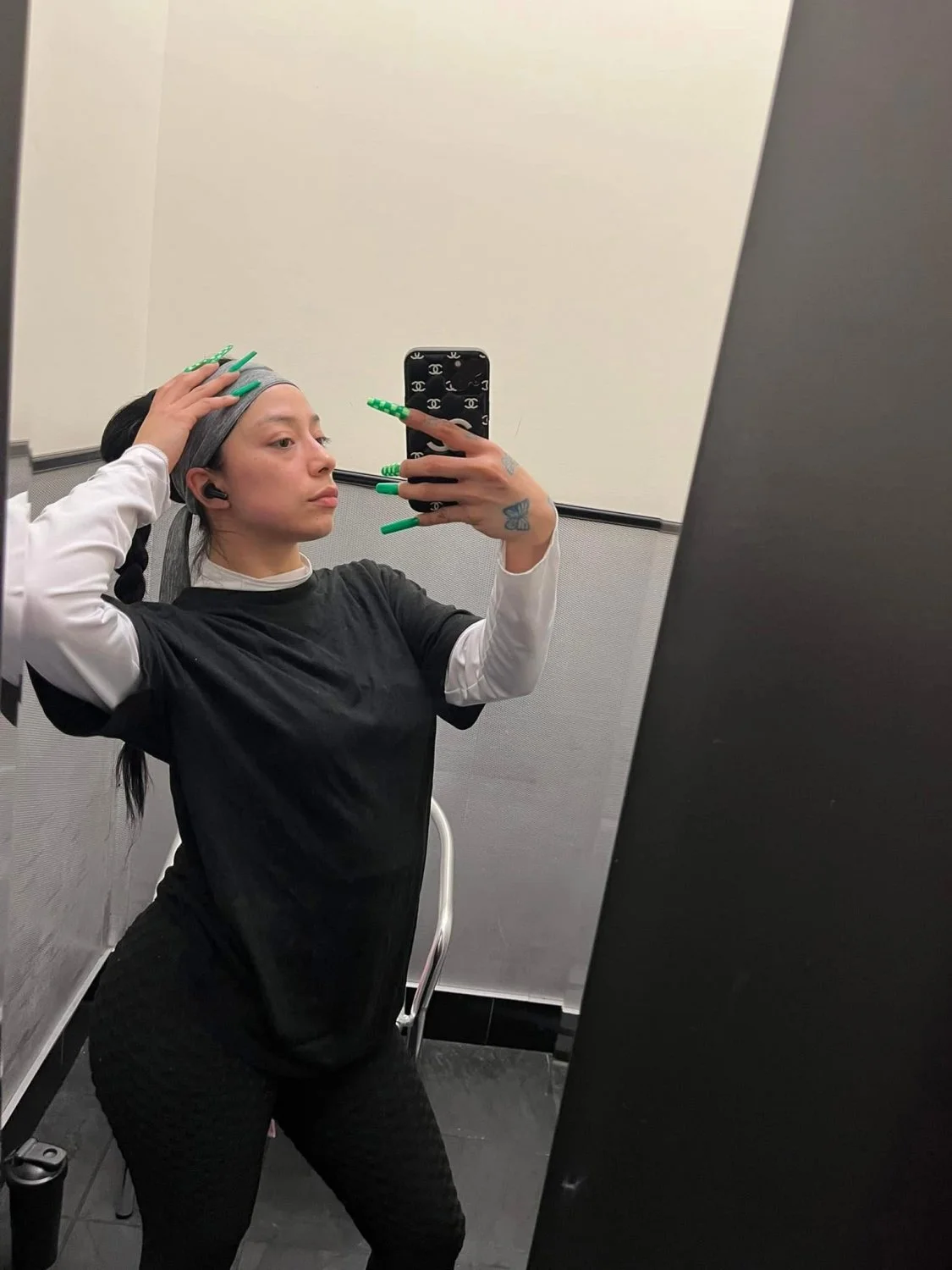 Gym girl Dm For Nudes image 5