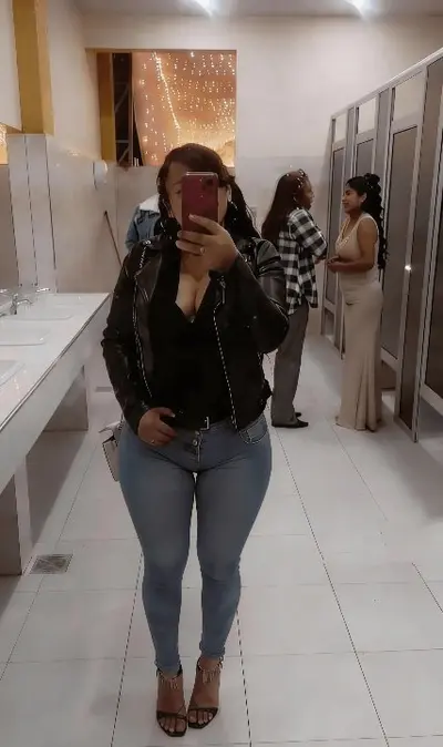 Milf me manda fotos de su tremendo culote en el baño cuando va a una fiesta 🎉 cover image