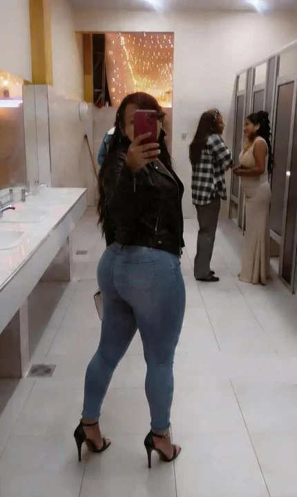 Milf me manda fotos de su tremendo culote en el baño cuando va a una fiesta 🎉 image 2