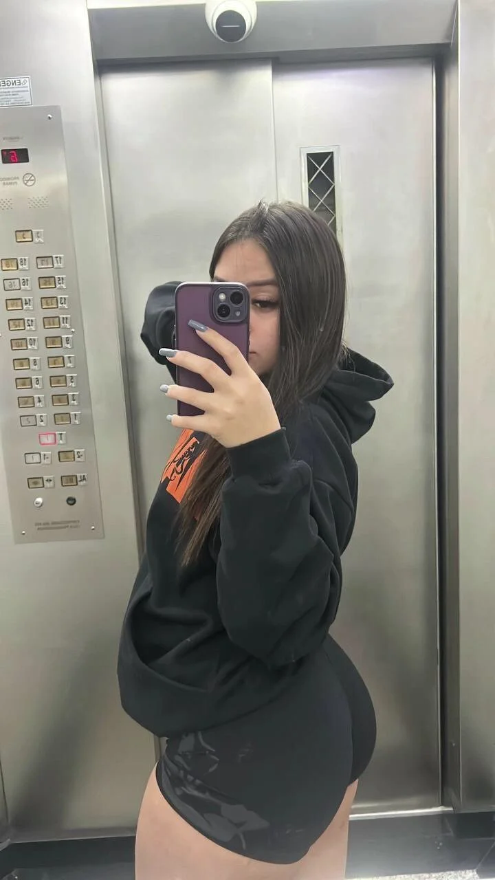 Gostosa da academia exibindo o rabão enorme direto de SP a safada main image